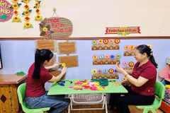 Des enseignants de l'école maternelle Ly Nam De (commune de Hong Minh) décorent la salle de classe pour accueillir les enfants. Photo: baohungyen.vn