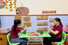 Des enseignants de l'école maternelle Ly Nam De (commune de Hong Minh) décorent la salle de classe pour accueillir les enfants. Photo: baohungyen.vn