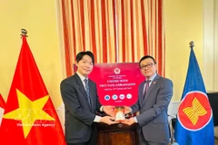 L’ambassadeur du Vietnam en Autriche, Vu Le Thai Hoang (droite) et le représentant du programme de master international de l’Académie diplomatique de Vienne. Photo: VNA