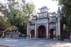 La porte principale (Tam Mon) de la Maison communale de Dong Ky, de dimensions imposantes, reflète le style architectural typique des portes des maisons communales traditionnelles des villages du delta du fleuve Rouge : une porte centrale flanquée de deux portes latérales. Photo: VNA