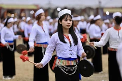 Un spectacle interprété par des femmes de l'ethnie Muong lors de la fête « Khai Hạ ». Photo: VNA