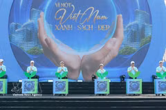 Lancement du mouvement "Toute la population unie pour la protection de l’environnement, pour un Vietnam vert, propre et beau". Photo: VNA