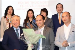 Le vice-Premier ministre permanent, Nguyen Hoa Binh (gauche) et le président de la ViLaB, Phung Quoc Tri, à la cérémonie marquant la fondation de l'association. Photo: VNA