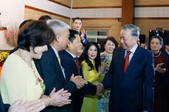 Le secrétaire général du Parti To Lam à la rencontre avec la communauté vietnamienne au Cambodge. Photo: VNA