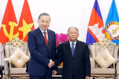 Le secrétaire général du Parti, To Lam (gauche) et le président d’honneur du PPC Heng Samrin, lors de leur rencontre le 6 février à Phnom Penh. Photo: VNA