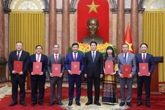 Remise de décissions à des nouveaux ambassadeurs. Photo: VNA