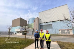 L’ambassadeur du Vietnam en Autriche et en Slovénie, Vu Le Thai Hoang (au milieu), visite la centrale nucléaire de Krsko. Photo: VNA