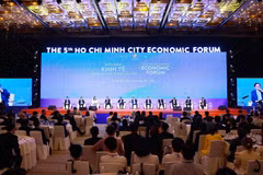 Un dialogue dans le cadre du Forum économique d’automne 2025. Photo: VNA