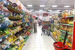 Le total des ventes au détail de biens et des recettes des services de consommation au premier semestre 2026 est estimé à 3.889,5 billions de dôngs (près de 149,6 milliards de dollars). Photo: VNA