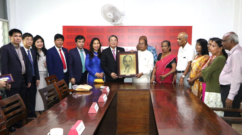 Le vice-président de l’Assemblée nationale, Nguyen Duc Hai (7e de gauche) offre un cadeau au Parti communiste du Sri Lanka. Photo: VNA
