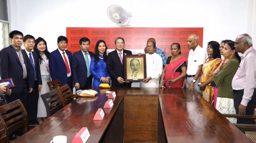 Le vice-président de l’Assemblée nationale, Nguyen Duc Hai (7e de gauche) offre un cadeau au Parti communiste du Sri Lanka. Photo: VNA