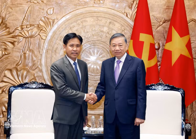 Le secrétaire général du Parti et président vietnamien, To Lam, reçoit le président de la Cour populaire suprême du Laos, Phayvy Syboualypha. Photo: VNA