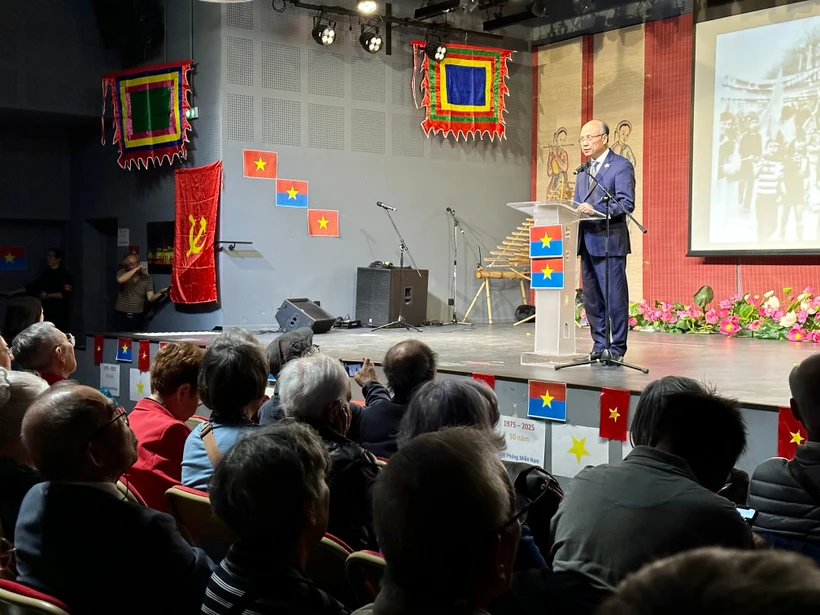 L'ambassadeur du Vietnam en France, Dinh Toan Thang à la cérémonie à Paris commémorant le 50e anniversaire de la libération du Sud et de la réunification nationale. Photo: VNA