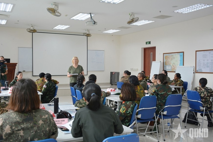 Des femmes Casques bleus participent à la formation à Hanoï. Photo: qdnd.vn
