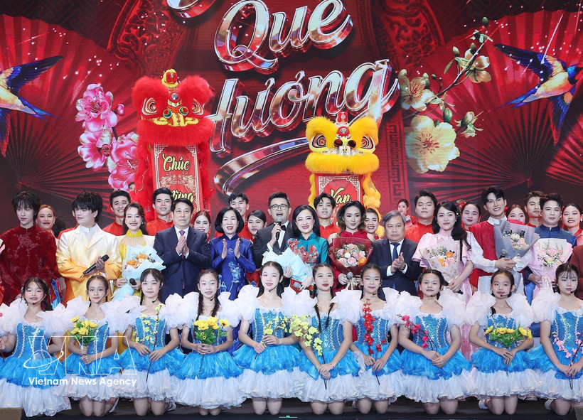 Le président Luong Cuong, son épouse et des artistes participant au programme artistique spécial "Printemps au pays natal 2026". Photo: VNA