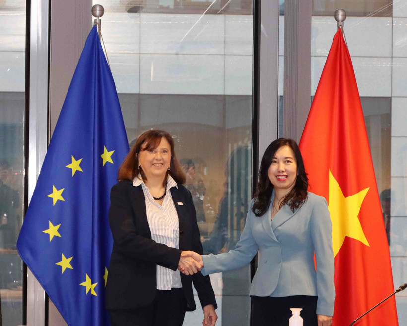 La vice-ministre vietnamienne des Affaires étrangères, Le Thi Thu Hang (droite) et la directrice générale par intérim pour l’Asie et le Pacifique au Service européen pour l’action extérieure (SEAE), Paola Pampaloni. Photo: VNA