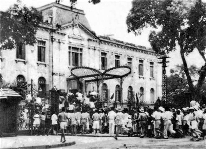 Le 19 août 1945, après un rassemblement à la place de l'Opéra de Hanoï, les forces d'autodéfense et la population de la capitale occupèrent le Palais dfu Tonkin, siège du gouvernement fantoche français au Nord. Photo : VNA