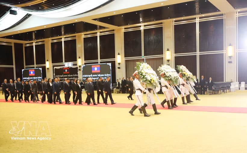 La délégation de l’ambassade, des organes de représentation du Vietnam et de la communauté vietnamienne au Laos, conduite par l’ambassadeur Nguyen Minh Tam, rend hommage au président de l’Assemblée nationale lao, Xaysomphone Phomvihane, récemment décédé. Photo: VNA