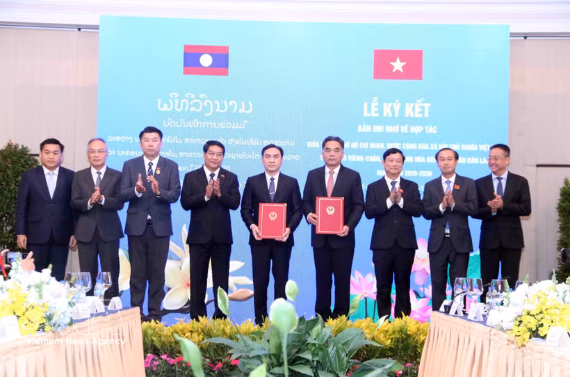 Signature du protocole d’accord de coopération entre Ho Chi Minh-Ville et Vientiane pour la période 2026-2030. Photo: VNA