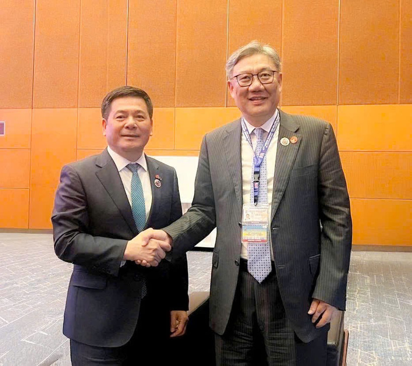 Le ministre de l'Industrie et du Commerce, Nguyên Hông Diên (gauche) rencontre le ministre chinois du Commerce, Wang Wentao. Photo: VNA
