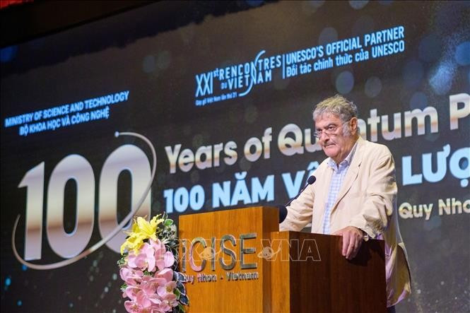 Le professeur Serge Haroche, lauréat du prix Nobel de physique 2012 à la conférence internationale « 100 ans de physique quantique ». Photo: VNA