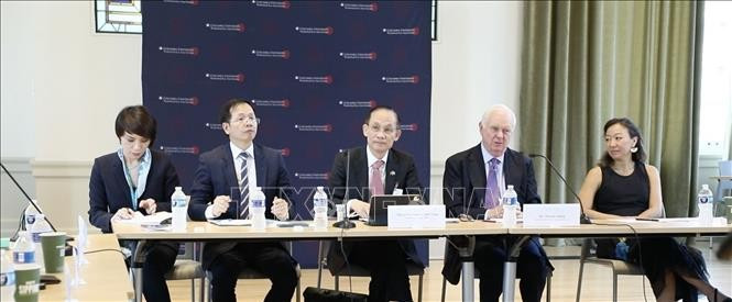 Le ministre par intérim des Affaires étrangères, Lê Hoài Trung (centre) à la table ronde politique organisée par l’Institut d’Asie de l’Est Weatherhead. Photo: VNA