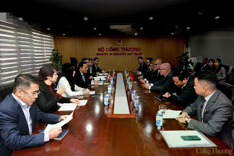 Lors de la séance de travail de la délégation de la province canadienne de Saskatchewan avec le vice-ministre vietnamien de l’Industrie et du Commerce, Nguyen Hoang Long. Photo: VNA