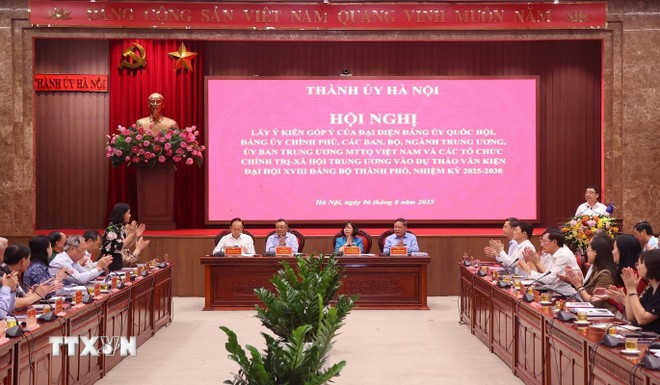 Conférence du Comité du Parti de Hanoï consacrée à la collecte d'avis sur les projets de documents soumis au 14ᵉ Congrès national du Parti. Photo: VNA