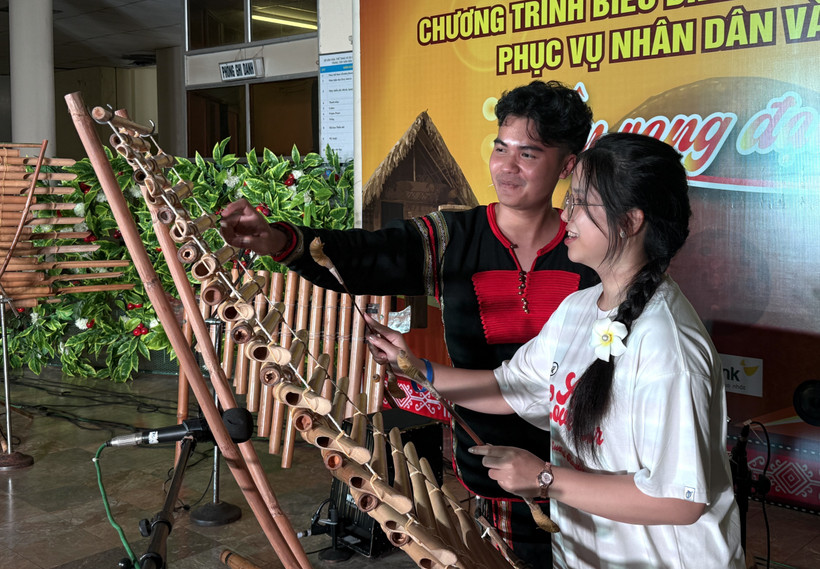 Une jeune vietnamienne d'outre-mer s'essaie le t’rung (xylophone en bambou, très populaire auprès des minorités ethniques des Hauts Plateaux du Centre). Photo: VNA