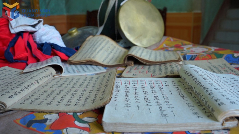 Des livres collectés et préservés par l’artisan Dang Van Son. Photo: baoquangninh.vn