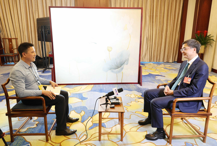 Chen Gang, membre du Comité central du PCC et secrétaire du Comité du PCC de la région autonome Zhuang du Guangxi (droite) lors de l'interview accordée à la VNA. Photo: VNA