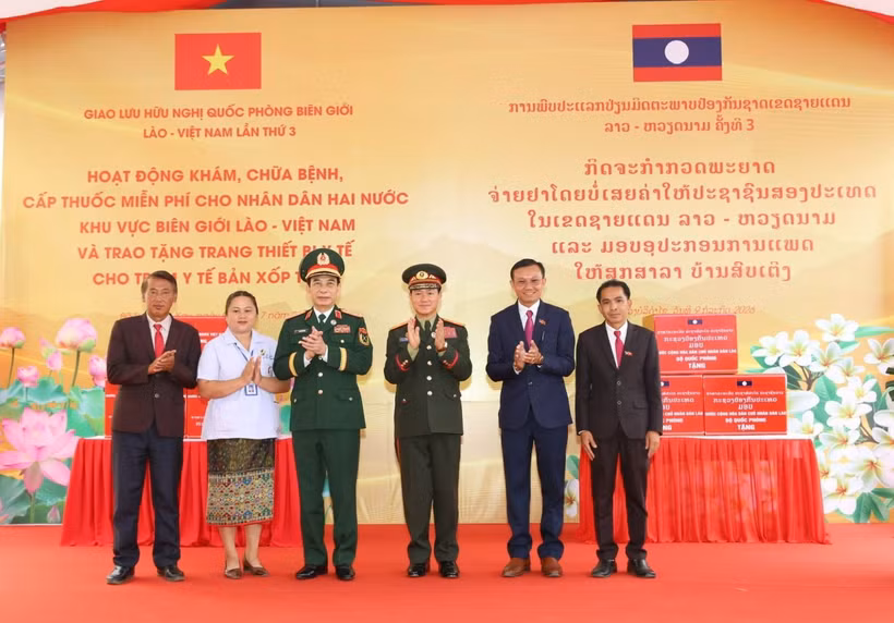 Le général d’armée Phan Van Giang, vice-Premier ministre et ministre de la Défense, et son homologue lao, le général d’armée Khamliang Outhakaysone, au 3ᵉ Échange d'amitié sur la défense frontalière Vietnam-Laos. Photo: baotintuc.vn