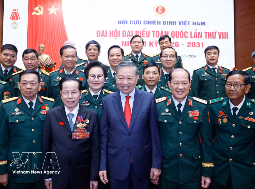 Le secrétaire général du Parti et président de la République Tô Lâm et des délégués du 8e Congrès national de l'Association des anciens combattants du Vietnam. Photo: VNA