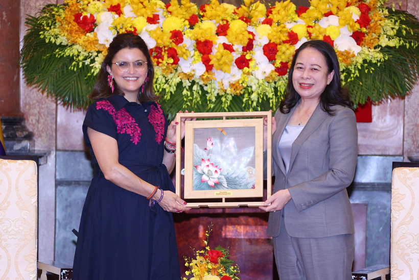 La vice-présidente Vo Thi Anh Xuân (droite) rencontre son homologue équatorienne Maria Jose Pinto Gonzalez Artigas
