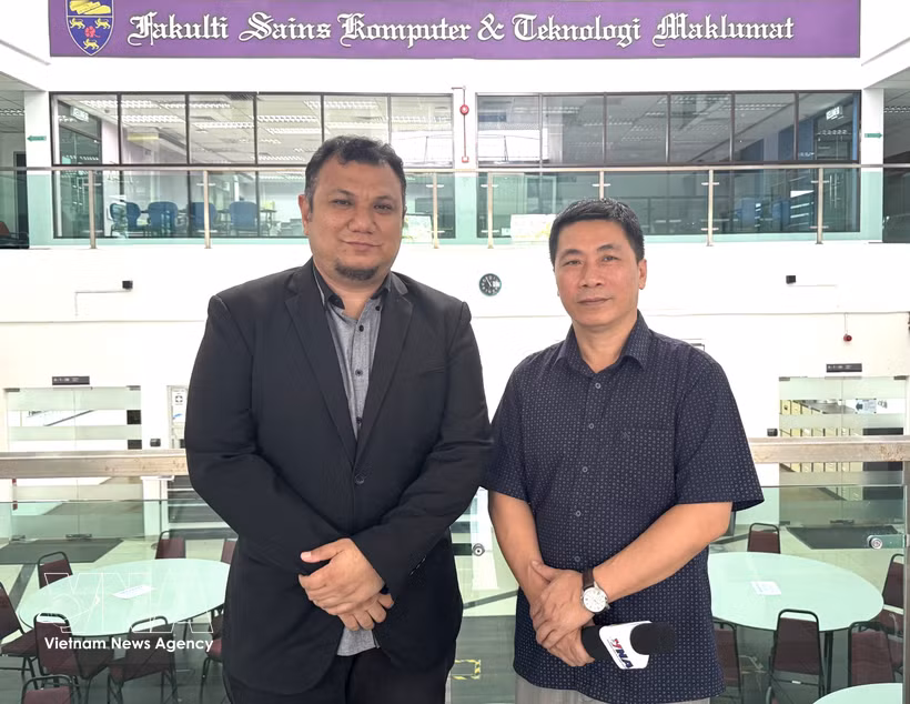 Le professeur associé et docteur Saaidal Razalli Bin Azzuhri (gauche), vice-doyen de la faculté des sciences informatiques et des technologies de l’information à l’Université de Malaya. Photo: VNA