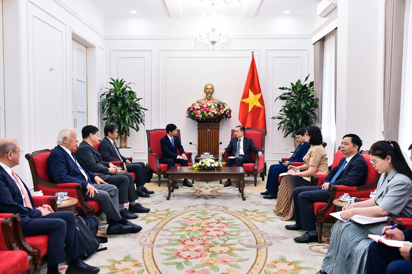 Le ministre des Affaires étrangères, Le Hoai Trung, reçoit le gouverneur de la préfecture japonais d'Okayama, Ibaragi Ryuta. Photo: ministère des Affaires étrangères
