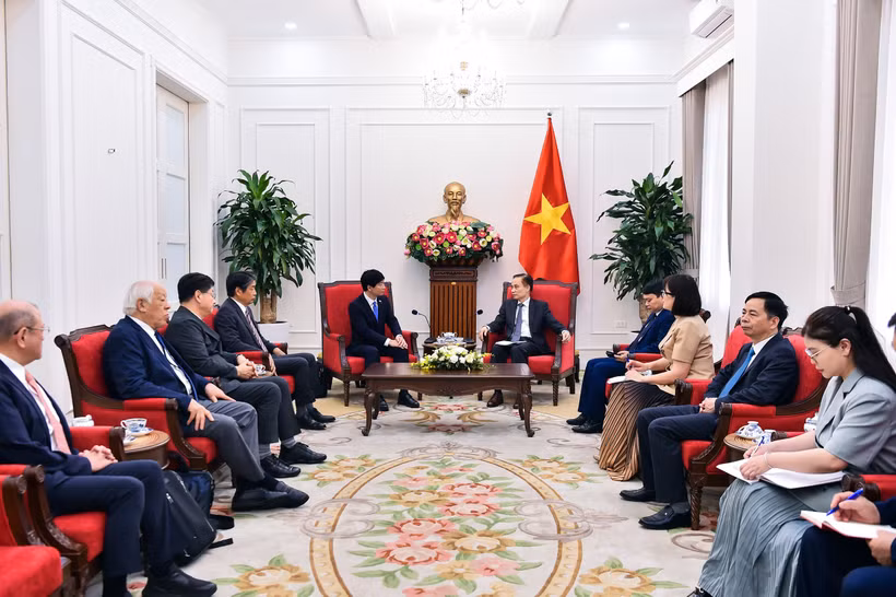 Le ministre des Affaires étrangères, Le Hoai Trung, reçoit le gouverneur de la préfecture japonais d'Okayama, Ibaragi Ryuta. Photo: ministère des Affaires étrangères