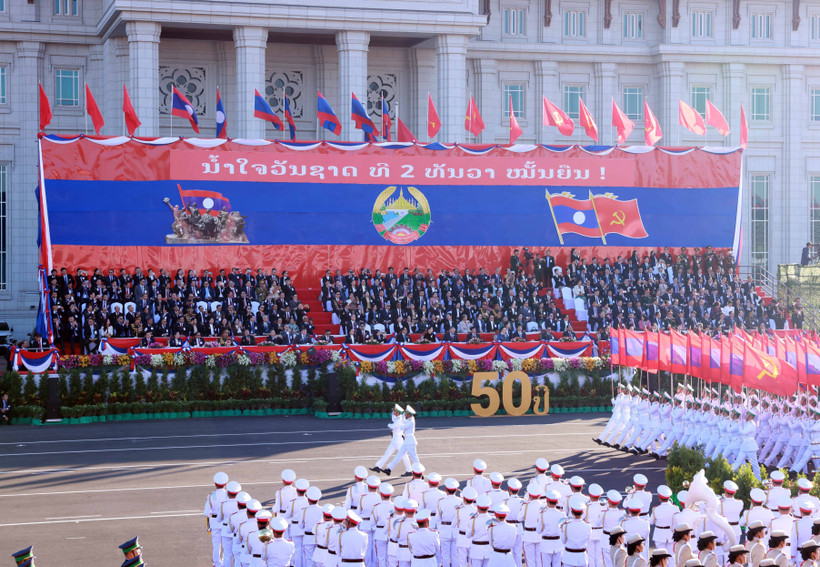 Défilé en l'honneur du 50e anniversaire de la Fête nationale de la République démocratique populaire lao. Photo: VNA