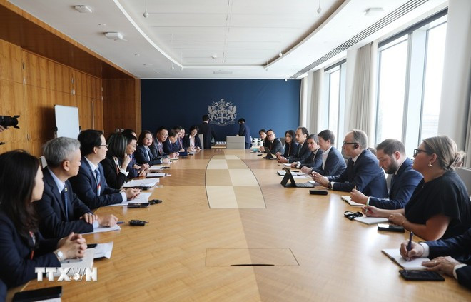 Séance de travail entre la délégation du ministère vietnamien des Finances et des représentants de la Bourse de Londres. Photo : VNA