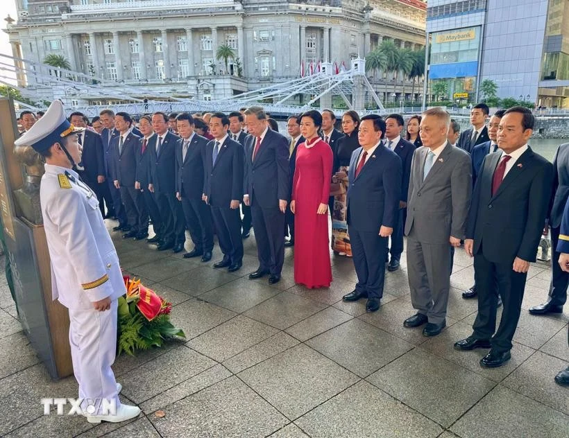 Le secrétaire général du Parti Tô Lâm et sa délégation accompagnée déposent des fleurs au pied du buste du président Hô Chi Minh au Musée des Civilisations Asiatiques à Singapour. Photo: VNA