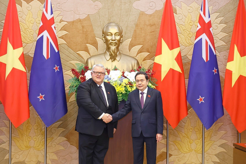 Le président de l’Assemblée nationale, Trân Thanh Mân (droite) et le président de la Chambre des représentants de Nouvelle-Zélande, Gerry Brownlee. Photo: VNA