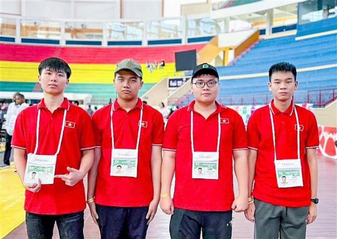 Les quatre lycéens vietnamiens ayant participé à l'IOI 2025. Photo: VNA