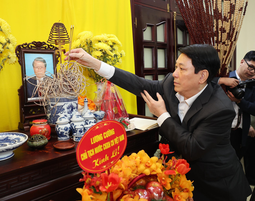 Le président Luong Cuong offre de l'encens à l'ancien chef de l'État Tran Duc Luong. Photo: VNA