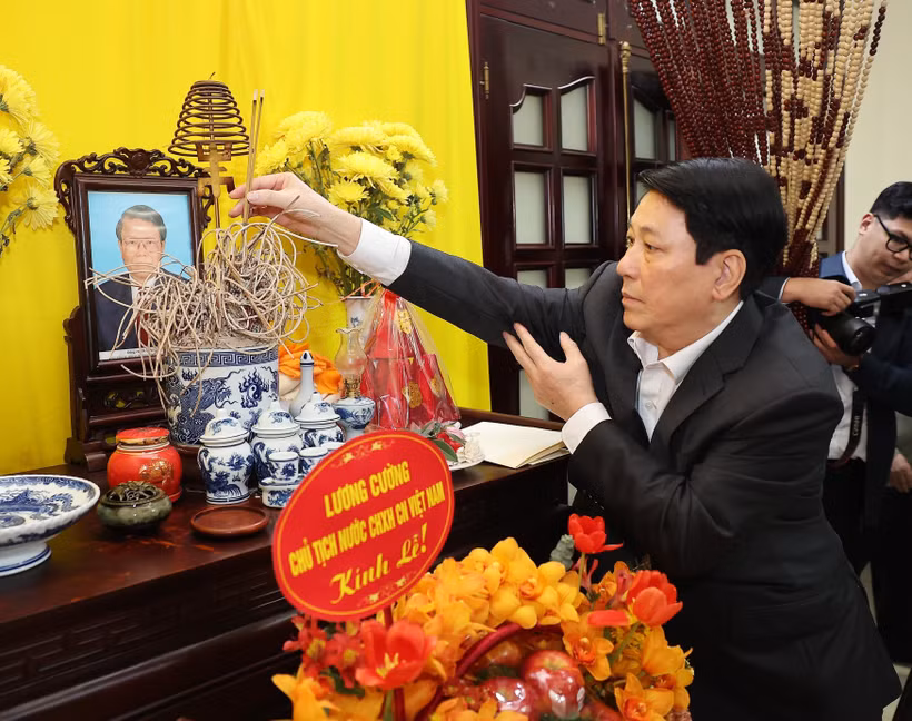 Le président Luong Cuong offre de l'encens à l'ancien chef de l'État Tran Duc Luong. Photo: VNA