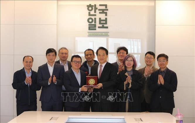 La délégation de l'Association des journalistes du Vietnam au siège du journal Hankook Ilbo. Photo: VNA