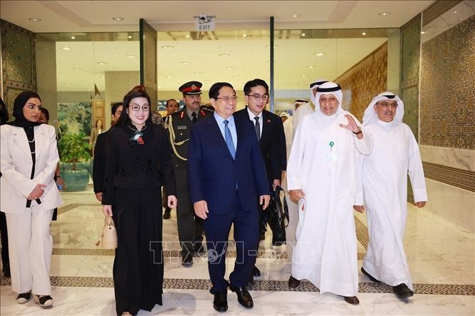 Le directeur général par intérim du KFAED, Waleed Al-Bahar (2e à partir de la gauche) accueille le Premier ministre Pham Minh Chinh et son épouse. Photo: VNA