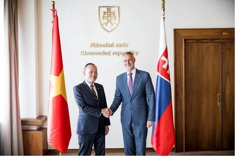 Le président du Parlement slovaque, Richard Raši et l'ambassadeur du Vietnam, Pham Truong Giang (gauche). Photo: VNA