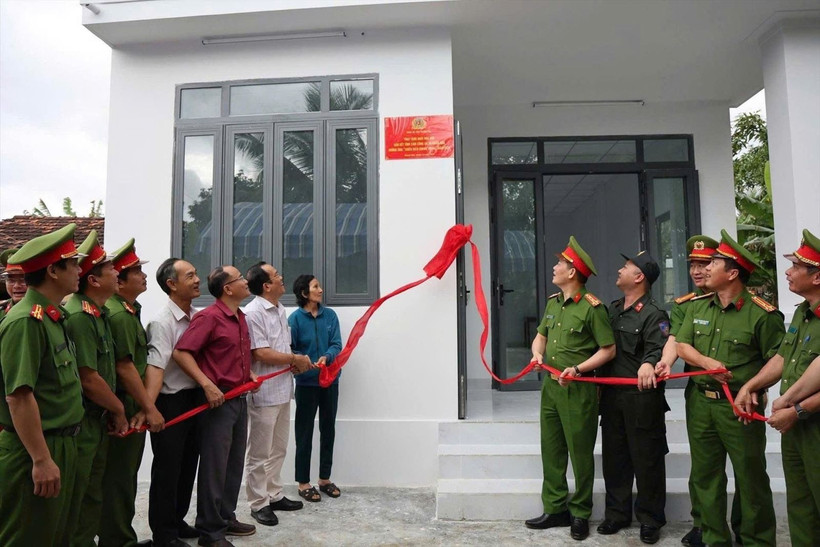 Inauguration d'une maison contruite dans le cadre de la campagne Quang Trung. Photo: VNA
