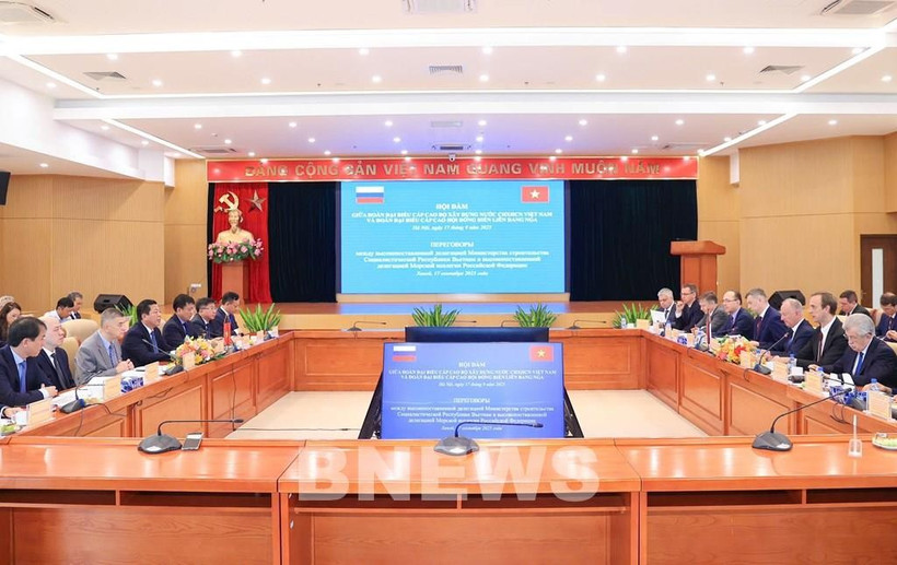 Entretien entre le ministre de la Construction, Tran Hong Minh, et Nikolaï Platonovitch Patrouchev, conseiller du président russe et président du Conseil maritime russe. Photo: Bnews/VNA
