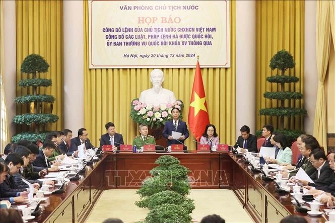 Conférence de presse pour annoncer un décret du président vietnamien sur neuf lois adoptées par la 15e Assemblée nationale lors de sa 8e session. Photo: VNA